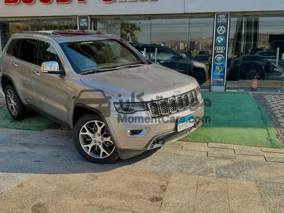 جيب جراند شيروكى 2020 (أعلى فئة) 5700cc للبيع