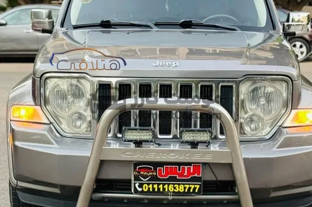 جيب شيروكي 2013 ك.م 170 ألف - فرش بني - حالة جيدة