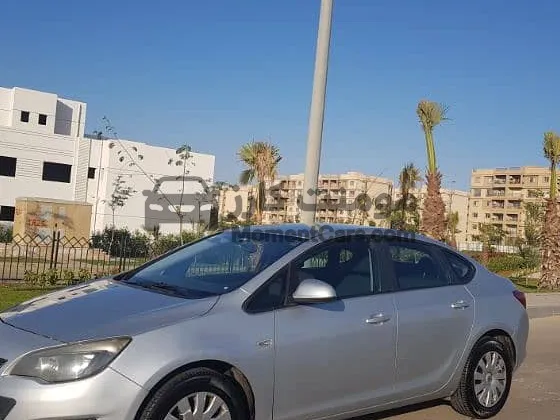 أوبل أسترا 2013 أوتوماتيك سيدان - 1600 سي سي للبيع