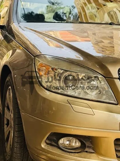 مرسيدس C180 موديل 2009 فابريكة - 105,000 كم للبيع