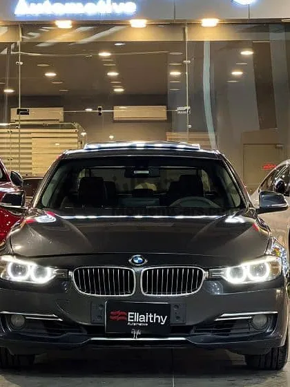 BMW 320i 2015 Luxury فابريكة للبيع