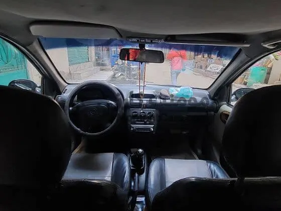 أوبل كورسا 2000 مانيوال بفرش جلد وإسبويلر سقف