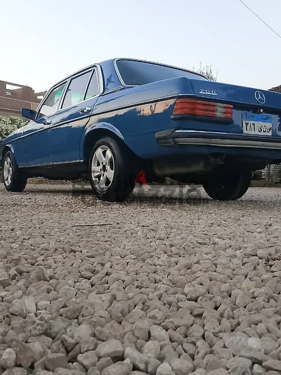 مرسيدس 200 موديل 1977 مانيوال دواخل فابريكة للبيع